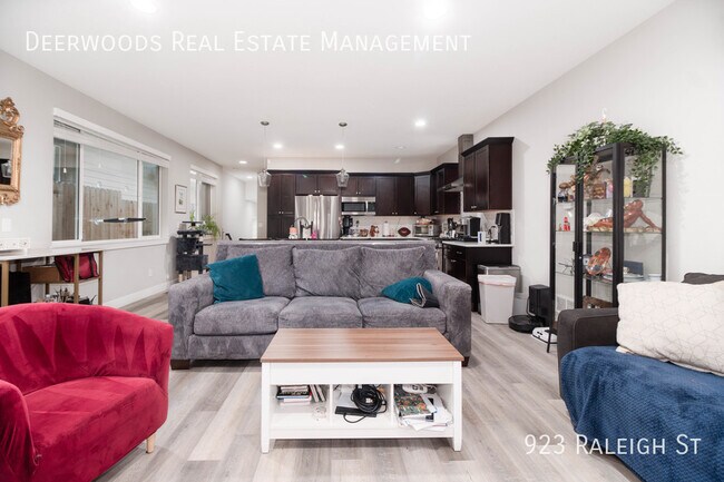 Building Photo - Spacious & Modern 3 Bed / 2.5 Bath Home Av...