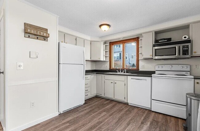 Foto del edificio - Spacious Layouts with Natural Light