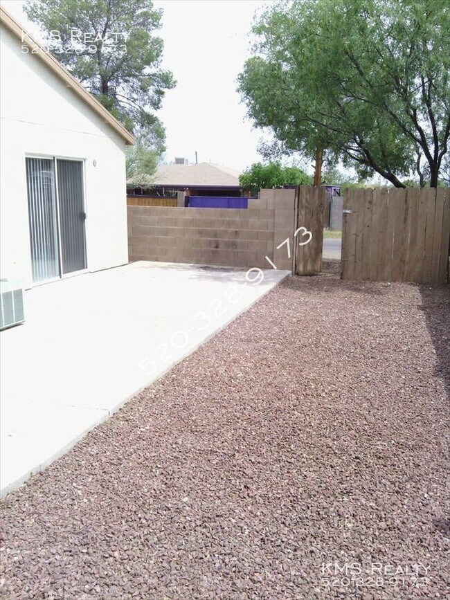 Building Photo - 7003 S Placita Sorrento