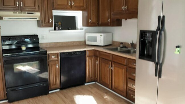 Foto del edificio - 2 Bedroom Townhome in NW Greensboro near parks and Greenway
