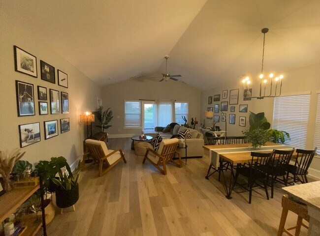 Foto del edificio - REDUCED! Beautiful 3 Bedroom 2 Bath Home i...