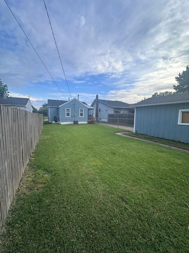 Foto del edificio - 2415 Jerden Ave