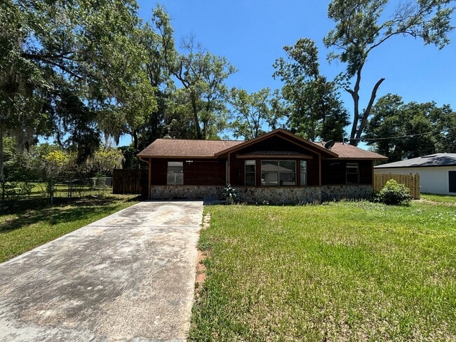 Building Photo - Ocala Park Estates / 2/2 ***Won't Last***