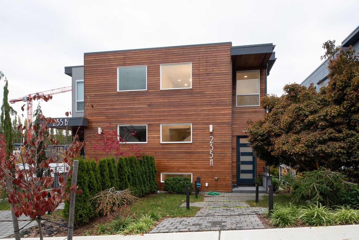 Primary Photo - Immaculate, Kirkland Newer Construction - ...