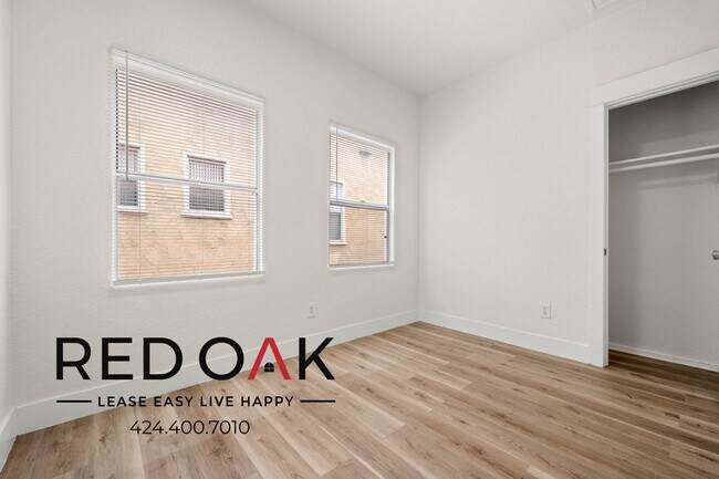 Foto del edificio - Fabulous Three Bedroom with Tons of Natura...