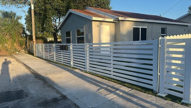Photo - 712 W 20th St House