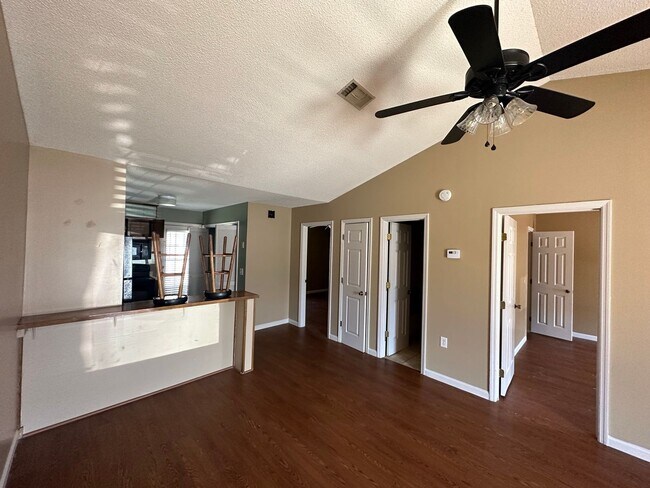 Foto del edificio - 140 Lanier Dr