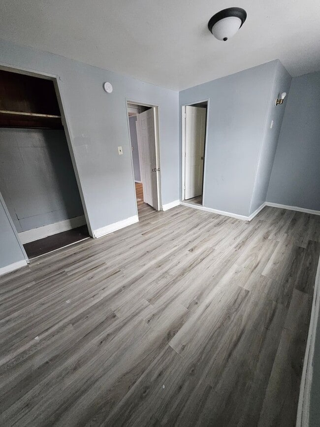 Building Photo - Upper 2 bedroom with gas included East Side