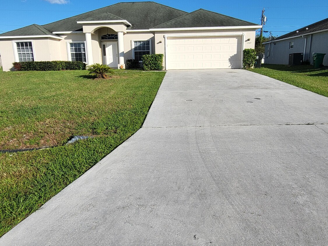 Foto principal - 4209 SW Whitebread Rd