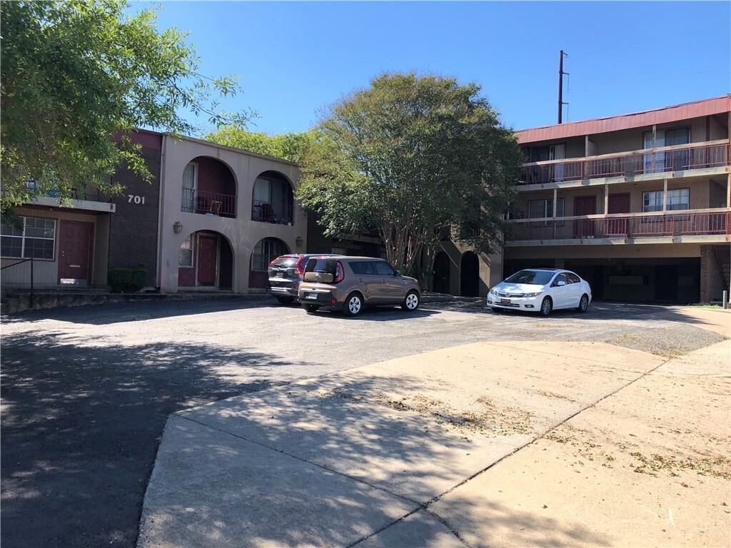 Primary Photo - 112 N Loop Blvd E