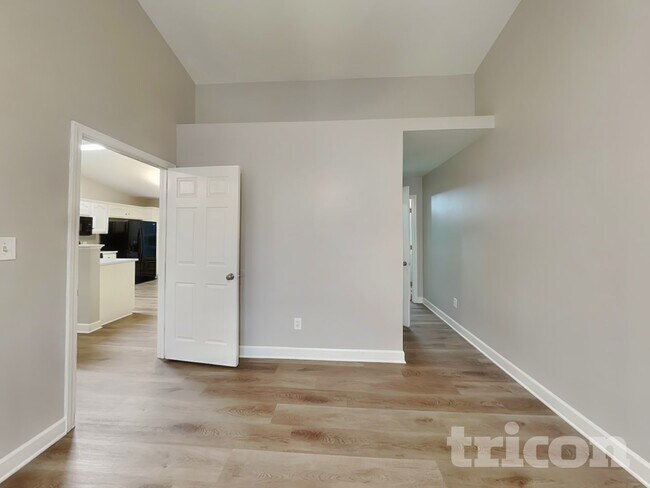 Foto del edificio - 639 Loch Lomond Cir