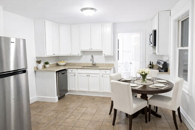 Comedor - 10 Balmforth Ave