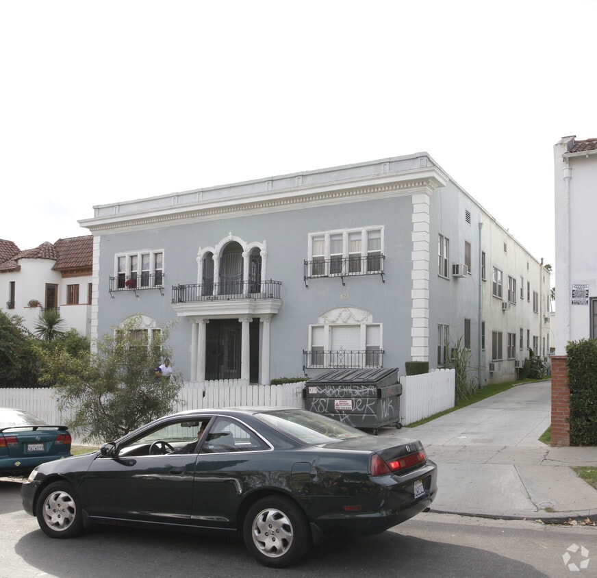 Primary Photo - 121 N Kenmore Ave
