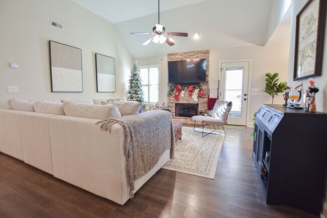 Foto del edificio - Pet Friendly Three Bedroom with Bonus!