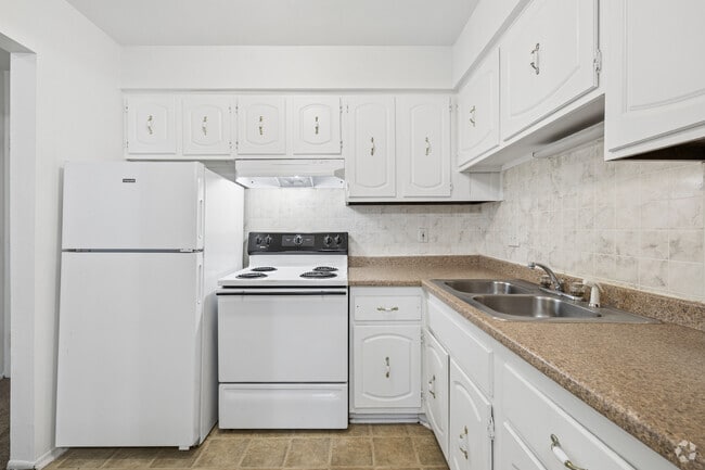 2BR, 1BA - 900SF - Kitchen - Redford Manor Apartments