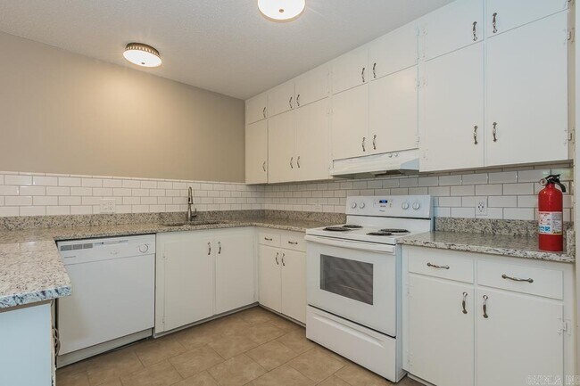 Building Photo - 1574 Skyline Dr