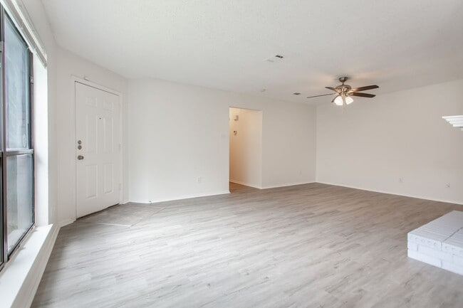 Building Photo - 3 bedroom, 2 bath Duplex in a Secluded Part of Duncanville