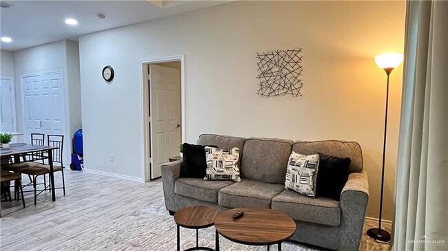 Foto del edificio - 4902 N Hiawatha Dr