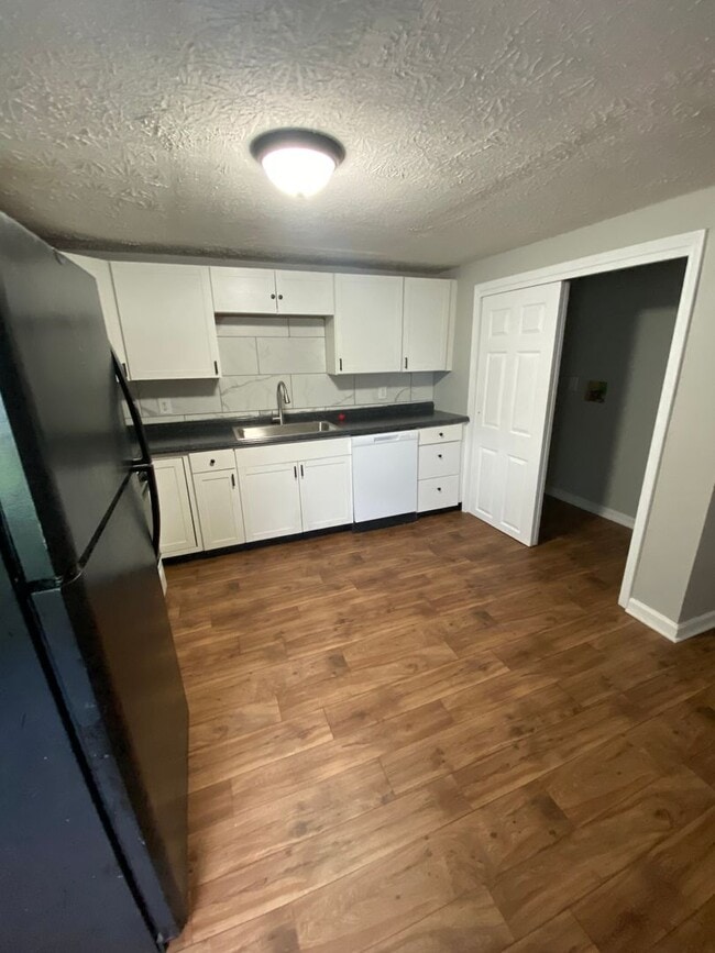 Building Photo - 863 E Main St Ext