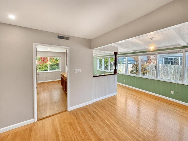 Foto del edificio - Bright & Spacious 3-Bedroom Home with Expansive Yard in Sacramento