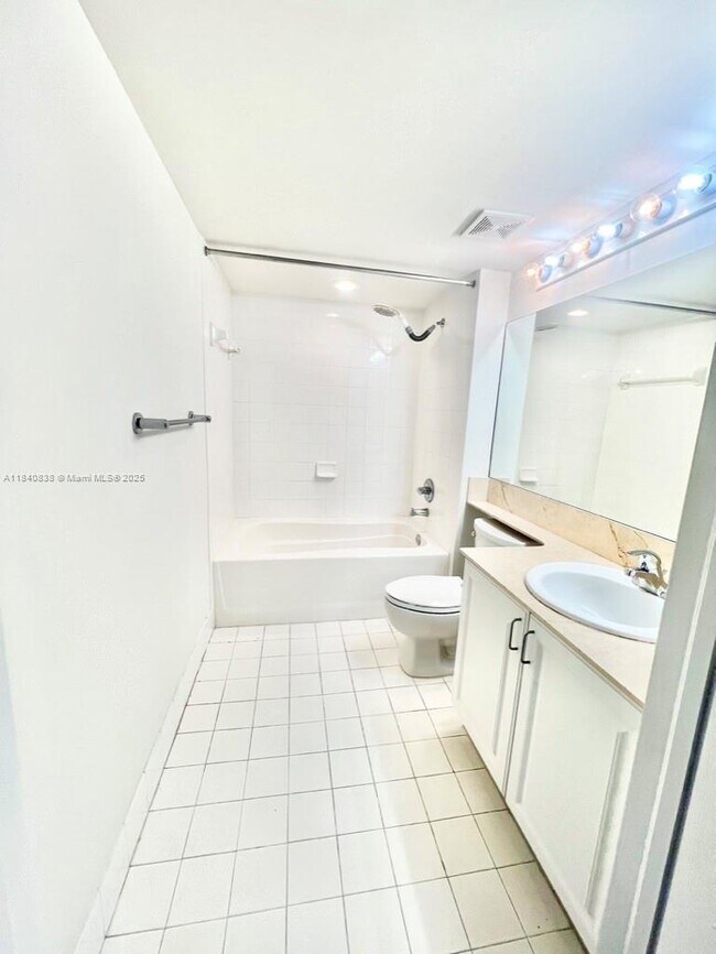 Building Photo - 1155 Brickell Bay Dr