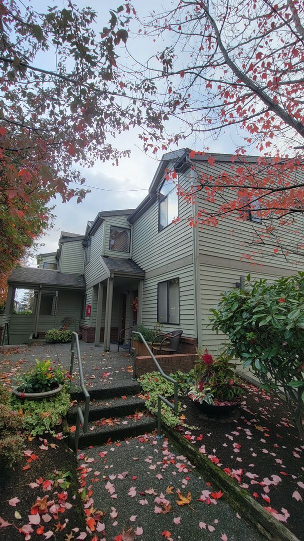 Foto del edificio - DOWNTOWN KIRKLAND 2 BED, 2.5 BATH TOWNHOME...