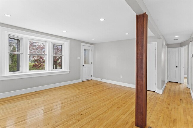 Building Photo - 92 Gladeside Ave