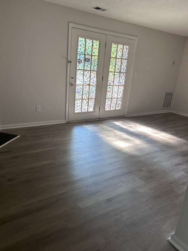 Foto del edificio - Coming Soon! Spacious 2 bedroom Condo!