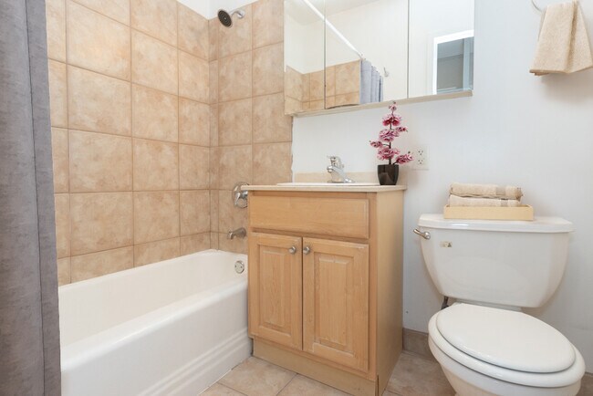 Building Photo - 1575 Oak