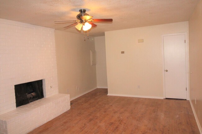 Foto del edificio - 1707-09 Jennifer Circle