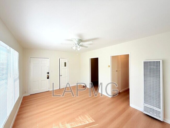 Foto del edificio - 363 E Washington Blvd