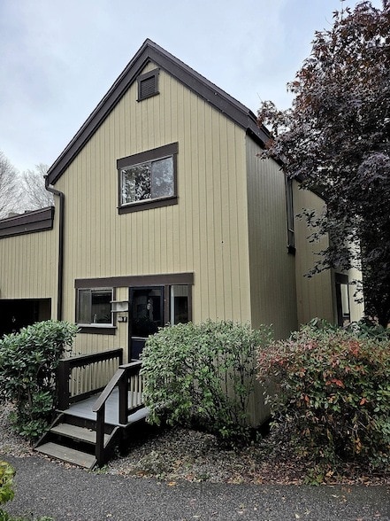 Primary Photo - 563 Heritage Vlg