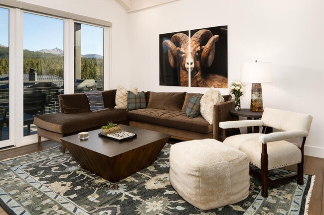 Building Photo - 12 Wildwood Rd W