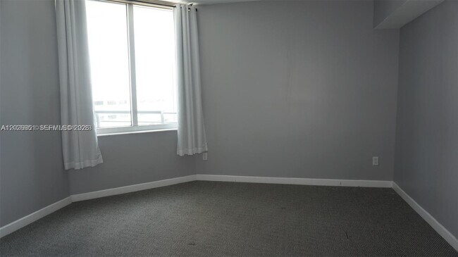 Foto del edificio - 325 S Biscayne Blvd