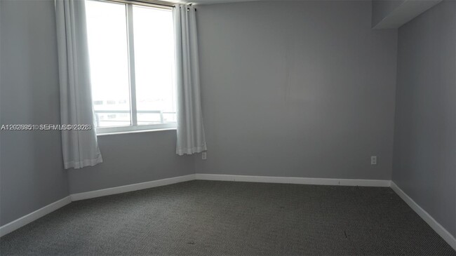 Building Photo - 325 S Biscayne Blvd
