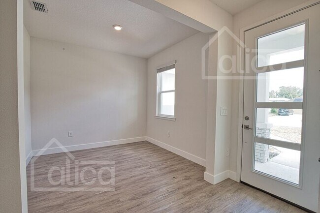 Building Photo - 3539 Donahue Ave