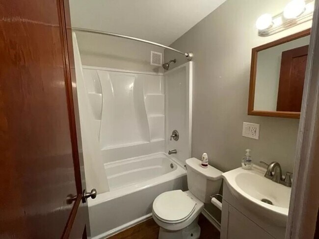 Baño de la planta principal de la casa - 2823 Pittsburgh Ave