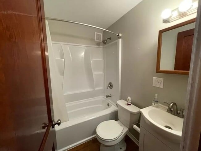 Baño del piso principal de la casa - 2823 Pittsburgh Ave