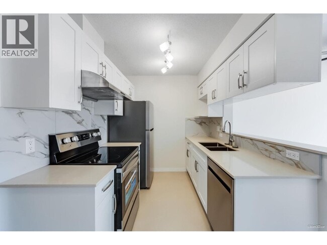 Building Photo - 5639 Hampton Pl