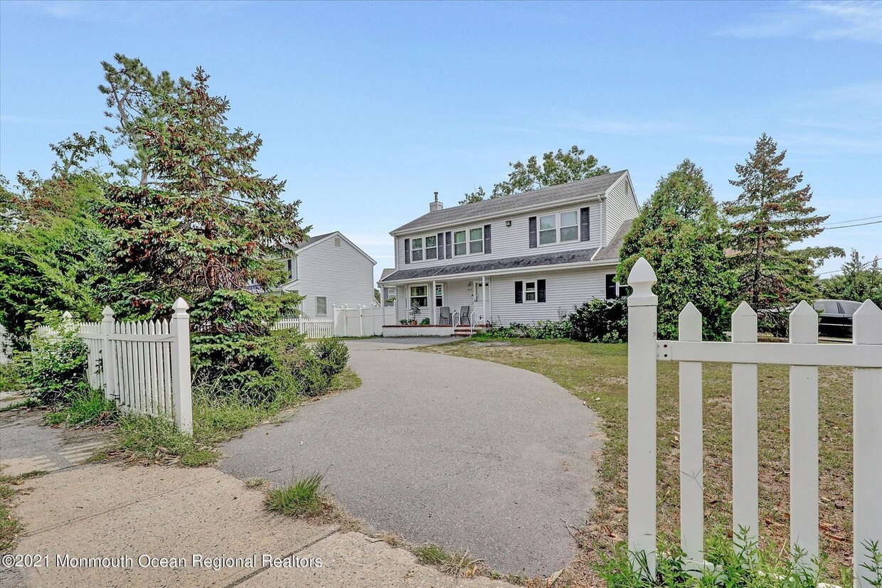 Primary Photo - 1079 Bay Ave
