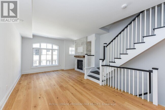 Building Photo - 35 Lunar Cres