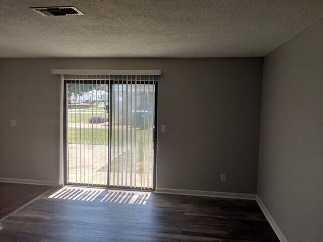 Building Photo - 213 S Oak Ave
