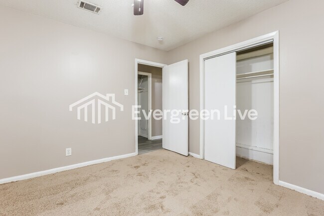 Foto del edificio - 8704 Duncan Dr