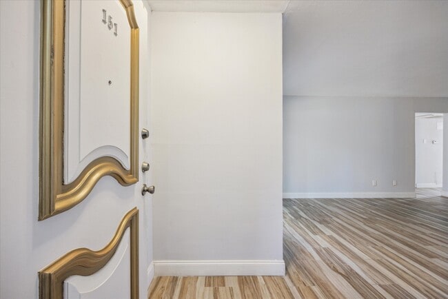 Foto del edificio - 7600 Burgoyne Dr.