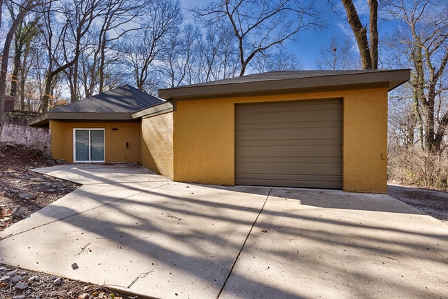 Building Photo - 716 Chambers Dr NE