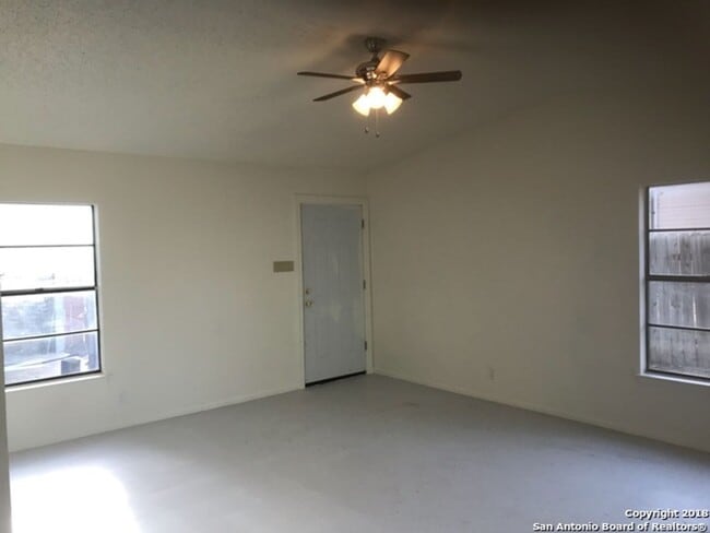 Building Photo - 2/1 duplex with covered parking