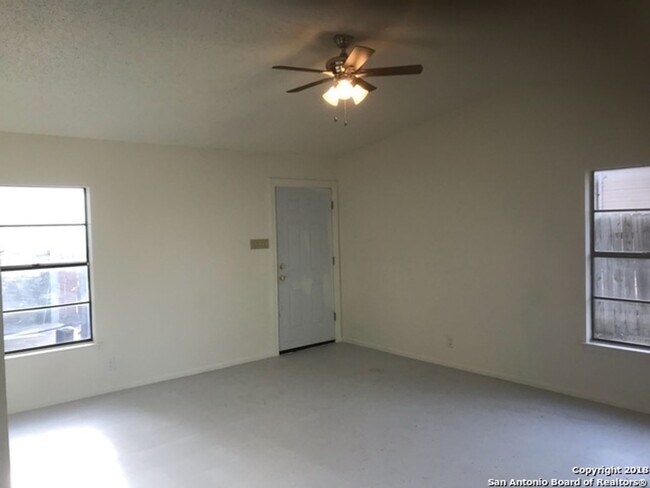 Foto del edificio - 2/1 duplex with covered parking