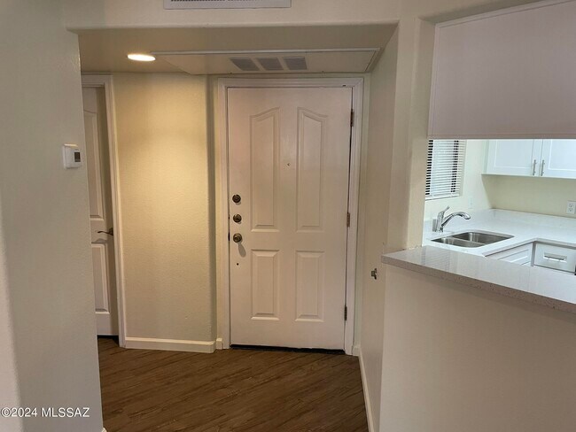 Foto del edificio - 5751 N Kolb Rd