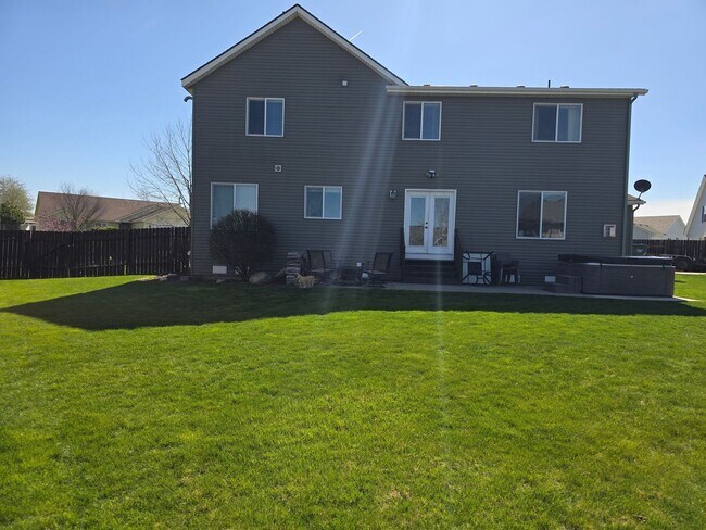 Foto del edificio - Beautiful 5 bedroom 2.5 bath home with 3 car garage and an additional Custom Shop in Post Falls!
