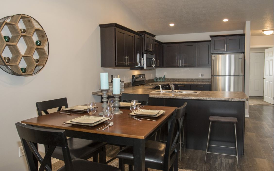 Comedor y cocina - Foxtail Creek Townhomes